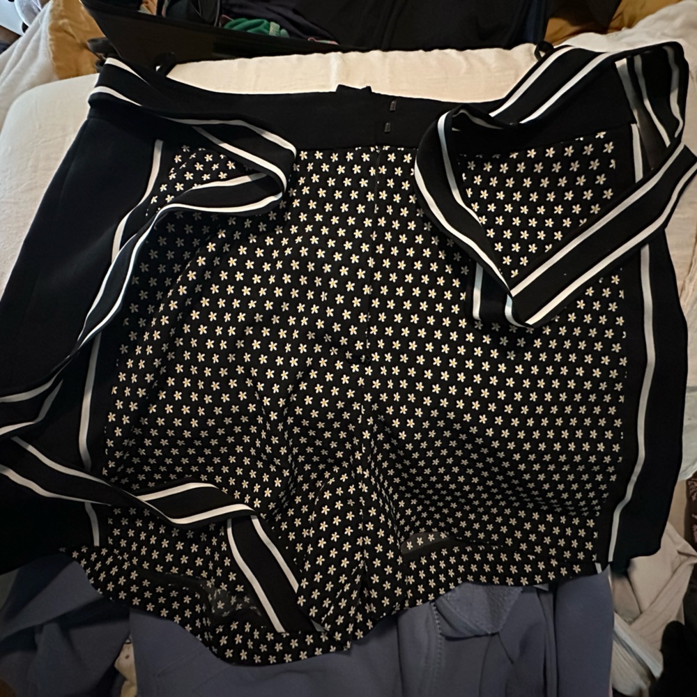 Black and White daisy Patterned Women's shorts - Ted Baker London